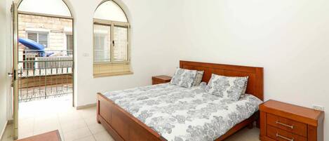 4 bedrooms, iron/ironing board, free WiFi, bed sheets