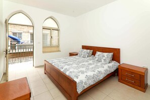 4 bedrooms, iron/ironing board, free WiFi, bed sheets