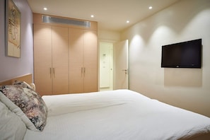 2 bedrooms, desk, iron/ironing board, WiFi (free)