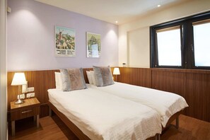 2 chambres, bureau, fer et planche à repasser, accès au Wi-Fi (inclus)