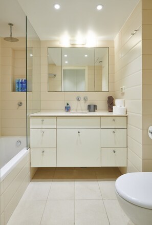 Douche, séchoir à cheveux, serviettes fournies