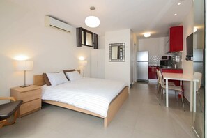 Desk, iron/ironing board, free WiFi, bed sheets - Sokolov Studio - Studio Apartment, Sleeps 2 (Jerusalem)