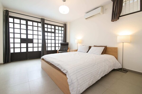 Desk, iron/ironing board, free WiFi, bed sheets - Sokolov Studio - Studio Apartment, Sleeps 2 (Jerusalem)