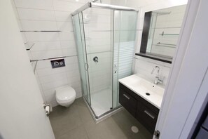 Shower, hair dryer, towels - Sokolov Studio - Studio Apartment, Sleeps 2 (Jerusalem)