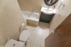 Secador de cabelo, toalhas de banho