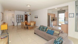 Ein modernes Apartment mit Essbereich, Küche und Wohnzimmer.