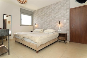 3 bedrooms, iron/ironing board, free WiFi, bed sheets