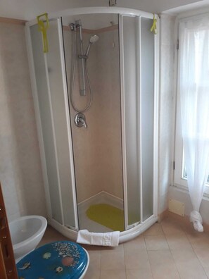 Dusche, Bidet, Handtücher, Toilettenpapier