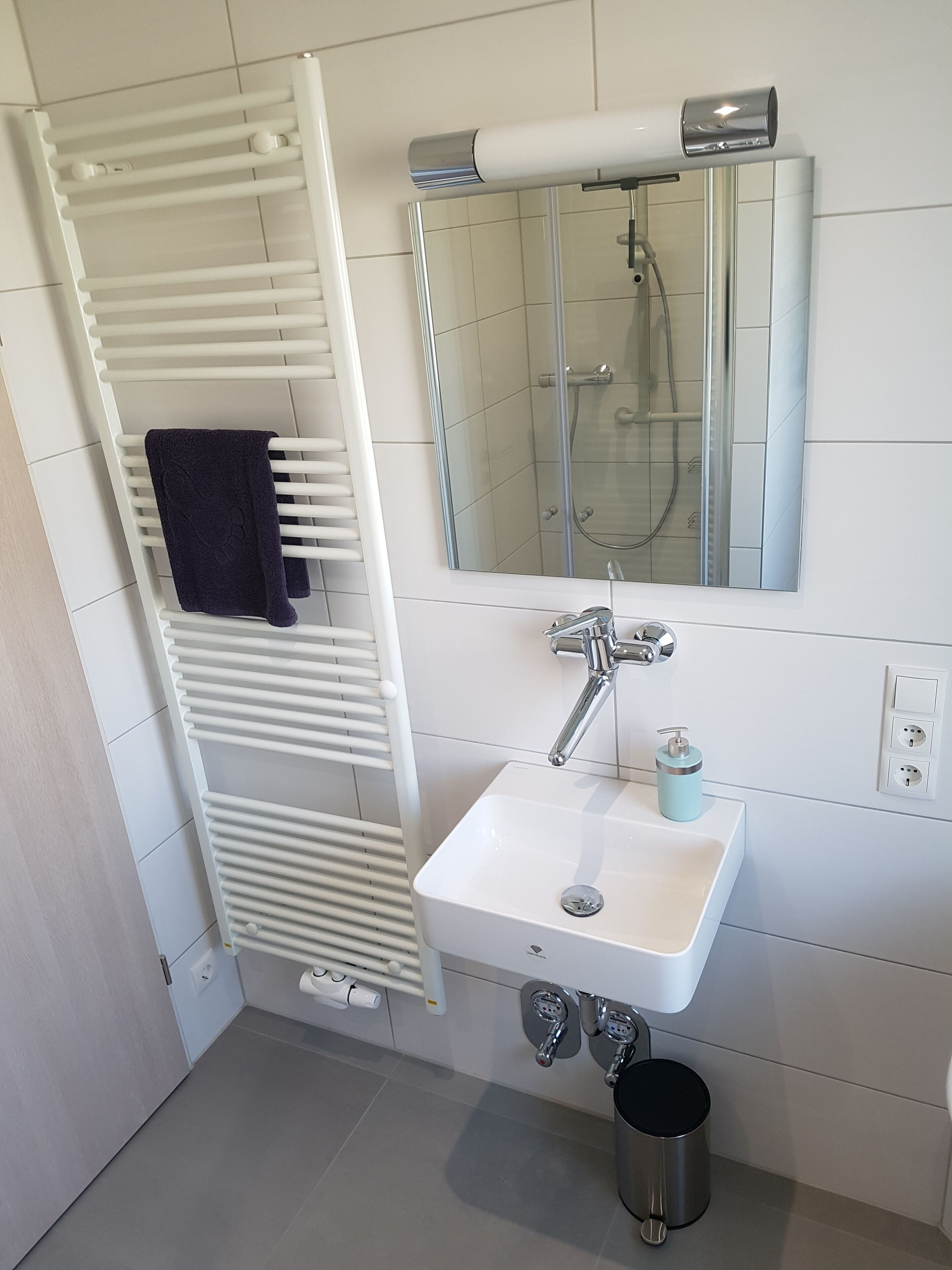 Haartrockner, Handtücher, Seife, Toilettenpapier