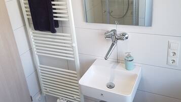 Haartrockner, Handtücher, Seife, Toilettenpapier