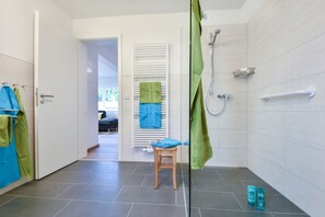 Dusche, Haartrockner, Handtücher