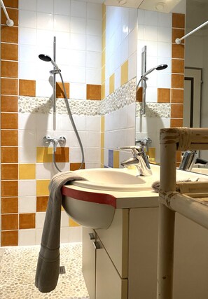 Shower, hair dryer, towels, soap - Apartment TANGARA with balcony (Lagnieu)