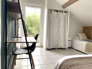 1 bedroom, desk, free WiFi, bed sheets - Apartment TANGARA with balcony (Lagnieu)
