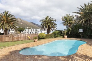 Outdoor pool - Van Riebeeck 12 (Cape Town)