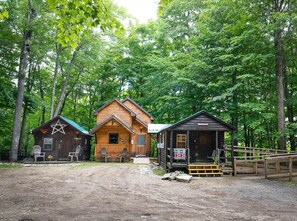 Exterior - Three lovely Cabins nestled in the woods one minute from Sugarbush Resort (Warren)