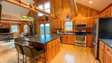 冷蔵庫、電子レンジ、オーブン、コンロ