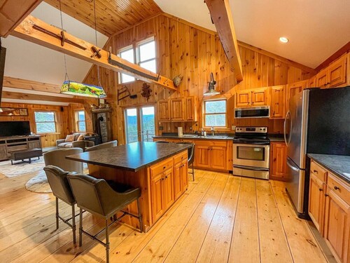 Beautiful Home with views and a hot tub 10 minutes from Sugarbush Resort