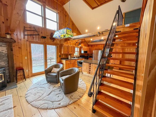 Beautiful Home with views and a hot tub 10 minutes from Sugarbush Resort