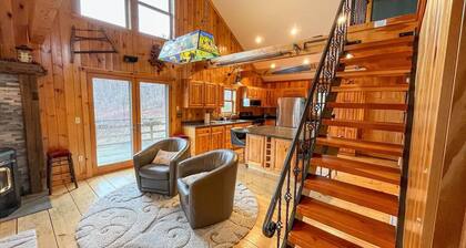 Beautiful Home with views and a hot tub 10 minutes from Sugarbush Resort