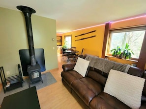 Smart TV, fireplace - Beautiful home located in the Mad River Valley (Warren)