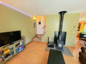 Smart TV, fireplace - Beautiful home located in the Mad River Valley (Warren)