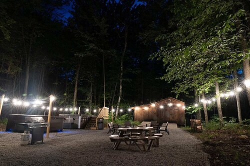 Lovely cabin nestled in the woods one minute from Sugarbush Resort