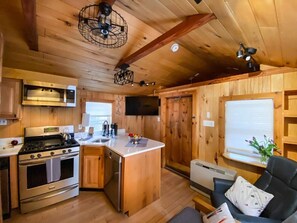 Fridge, microwave, oven, stovetop - Lovely cabin nestled in the woods one minute from Sugarbush Resort (Warren)