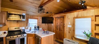 Lovely cabin nestled in the woods one minute from Sugarbush Resort