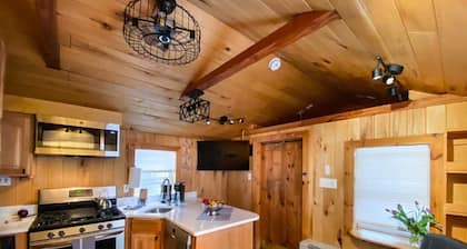 Lovely cabin nestled in the woods one minute from Sugarbush Resort