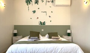1 bedroom, desk, free WiFi, bed sheets - Quetzal garden apartment with terrace (Lagnieu)