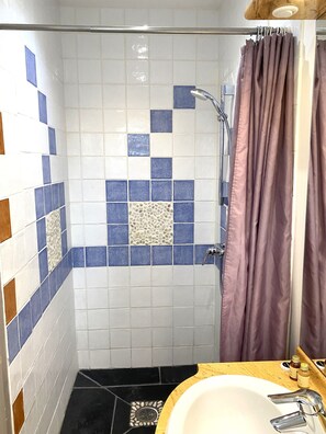 Shower, hair dryer, towels, soap - Quetzal garden apartment with terrace (Lagnieu)