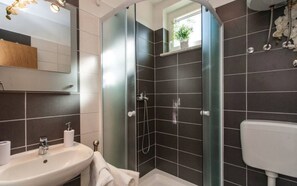 Villa | Bathroom | Shower, hair dryer, towels