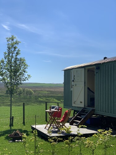 Beautiful Self Contained Shepherds Hut With En-suite Shower Room