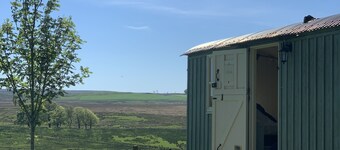 Beautiful Self Contained Shepherds Hut With En-suite Shower Room