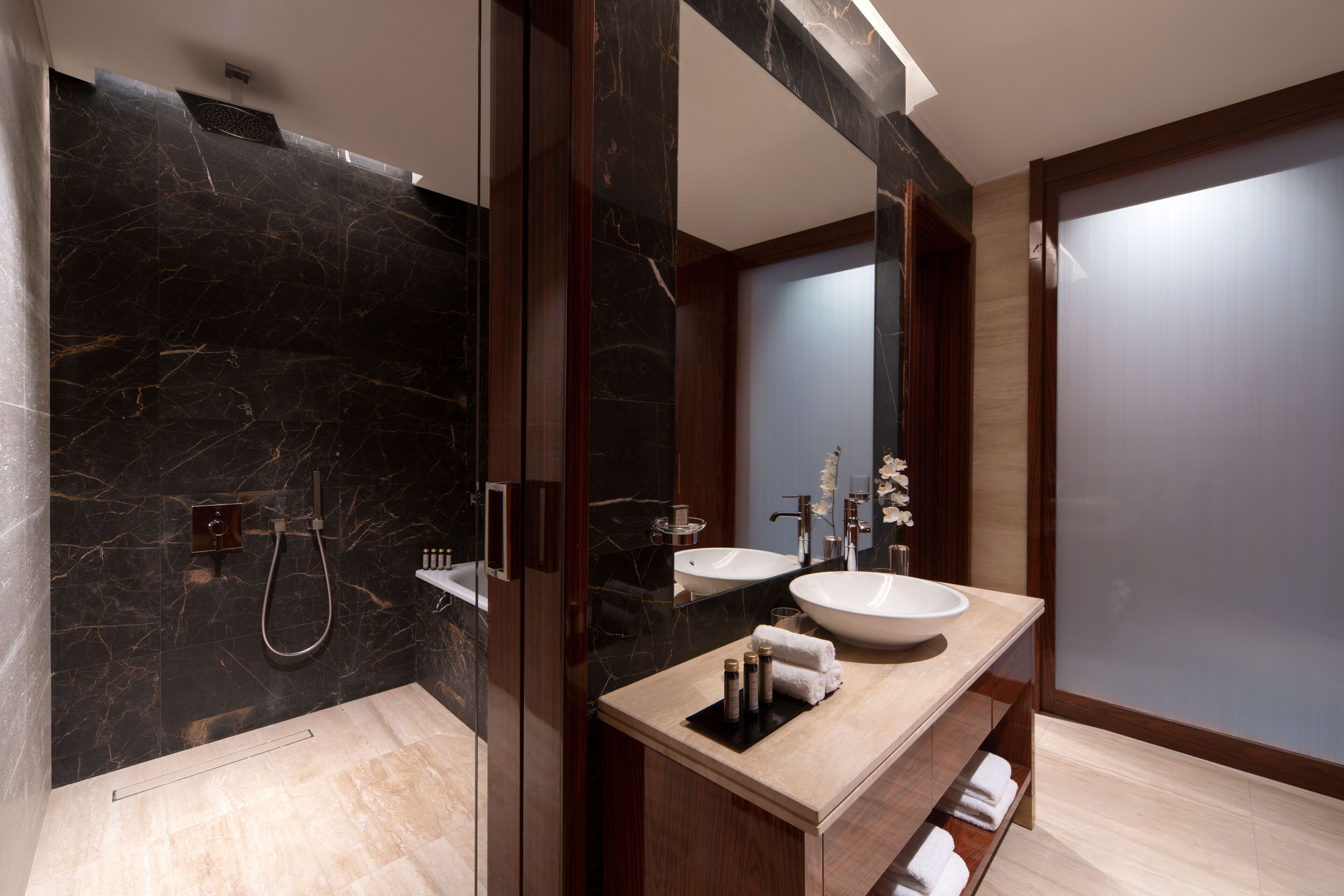 Foto - The Bentley Luxury Hotel and Suites