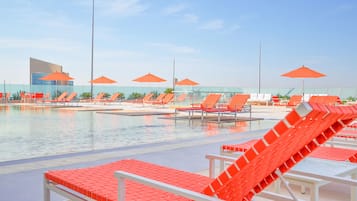 Piscina a l'aire lliure (horari: 08:00-17:00), para-sols i gandules