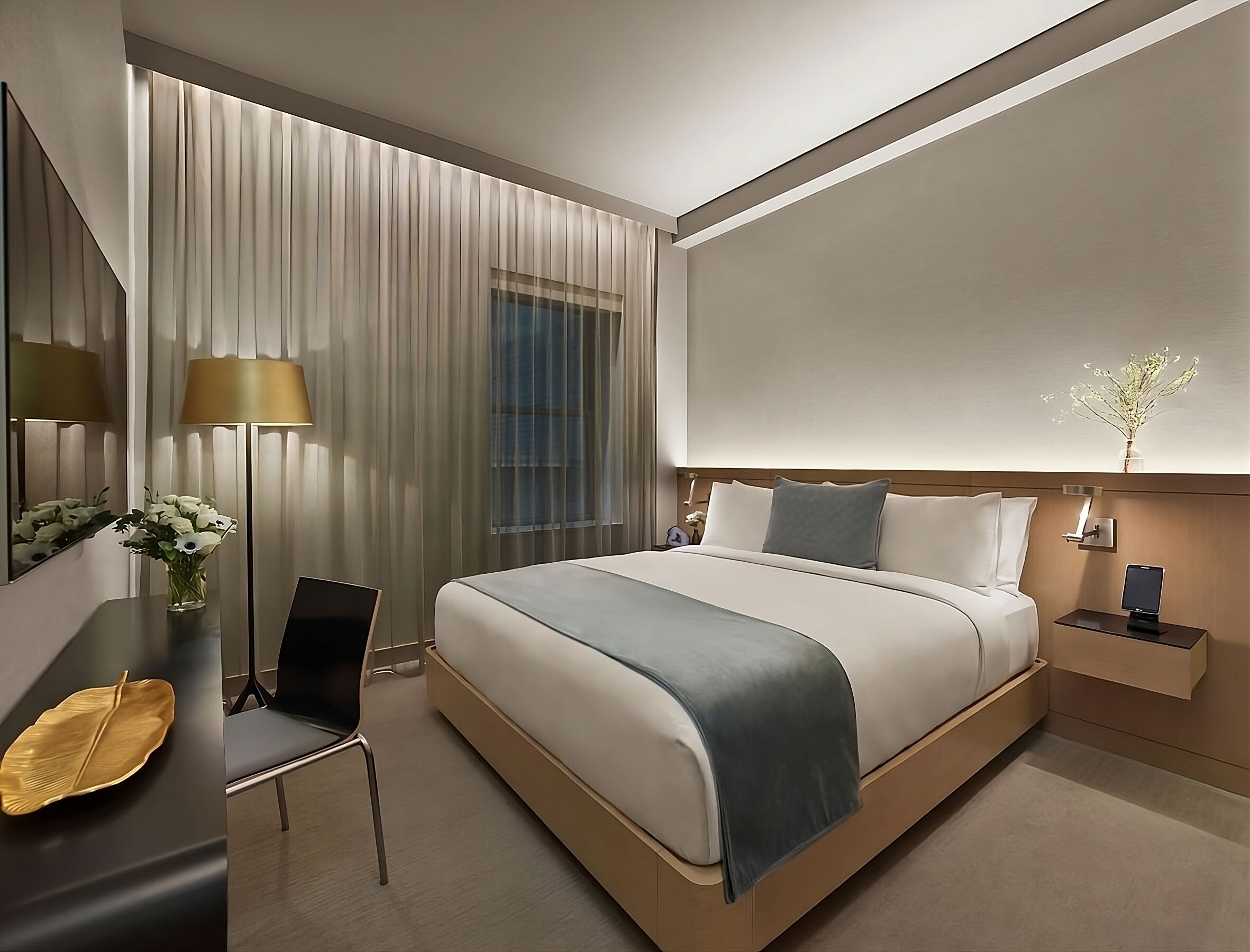Deluxe King Mobility Accessible Roll-in Shower Room at The Knickerbocker Hotel