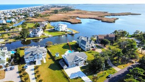 Un quartier résidentiel avec des maisons, un lac et une rivière.