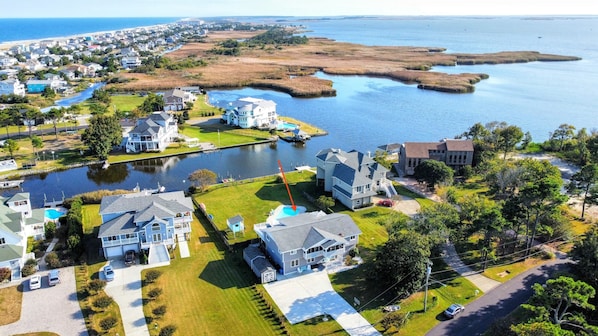 A residential area with houses, a lake, and a river.