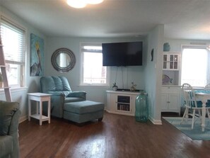 Smart TV - Beach and river view cottage with deck and specatuclar views. (Matagorda)