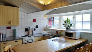 House | Dapur peribadi | Peti sejuk, ketuhar gelombang mikro, ketuhar, dapur