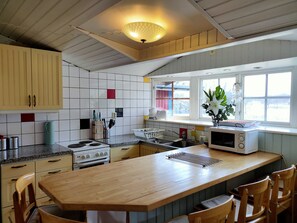 Private kitchen - Charming 2-bed House at the Lake Close Gustavsfors (Gustavsfors)