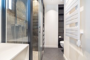 Baignoire, sèche-cheveux, serviettes fournies