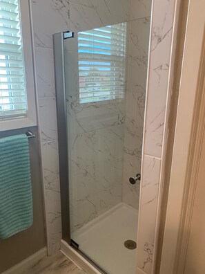 Combined shower/tub, rainfall showerhead, hair dryer, towels - Beachfront  Steps to the Sand  Gulf Views  Pet-Friendly Galveston West End (Galveston)