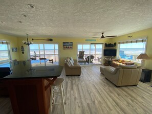Smart TV, books - Beachfront  Steps to the Sand  Gulf Views  Pet-Friendly Galveston West End (Galveston)