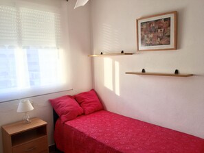 2 dormitorios, tabla de planchar con plancha, ropa de cama