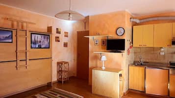Studio | Private kitchenette | Fridge, oven, stovetop, cookware/dishes/utensils