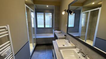 Deluxe Double Room, Ensuite, Garden View | Bathroom