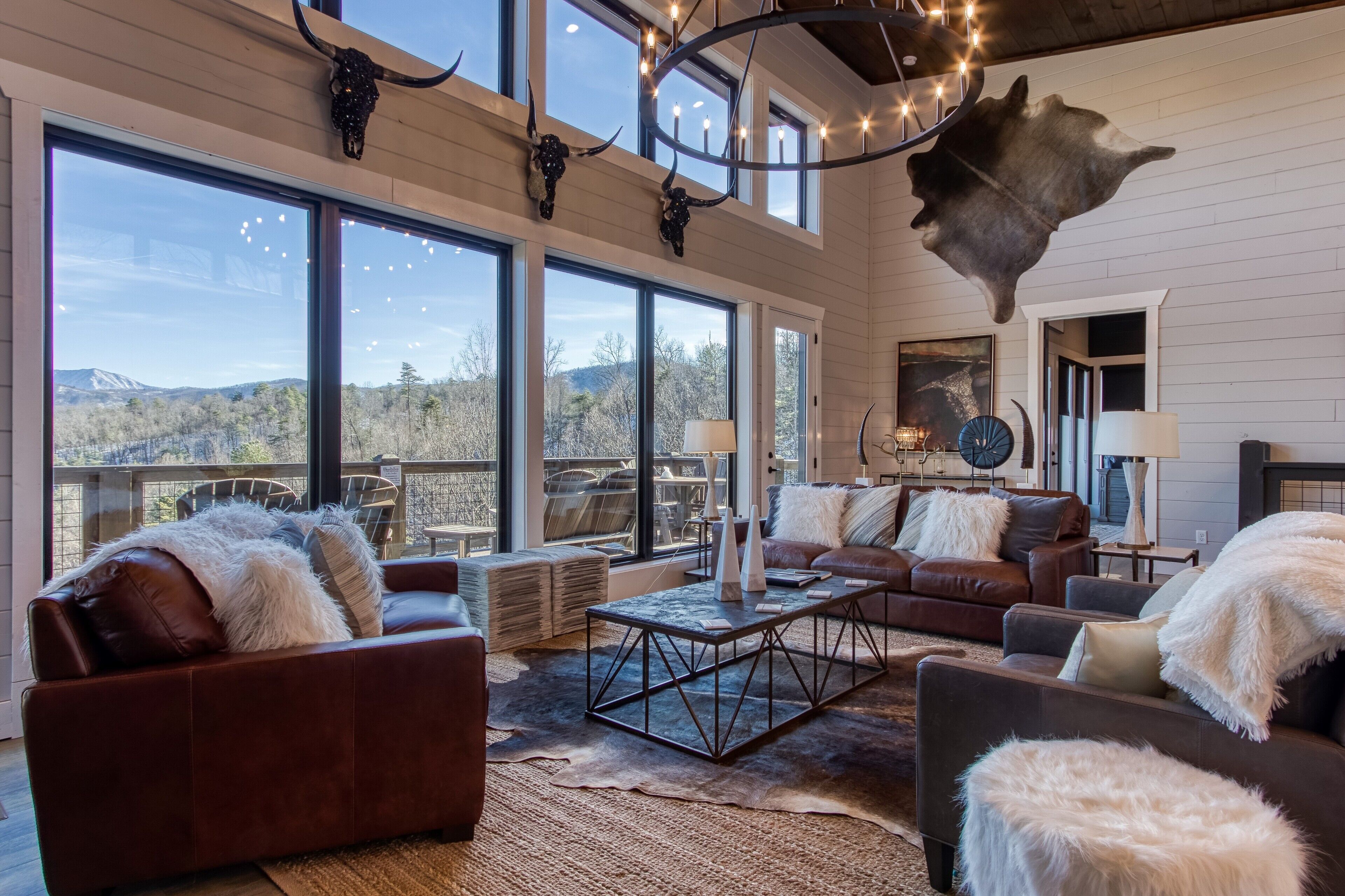 Televisión, chimenea, videojuegos, reproductor de DVD