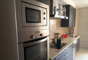 Frigorífico, microondas, horno y placa de cocina
